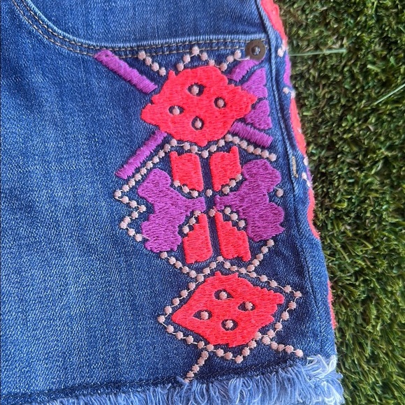 Roxy Boho Aztec Blue Denim Shorts with Pink Embroidery Size 29 - Picture 2 of 7